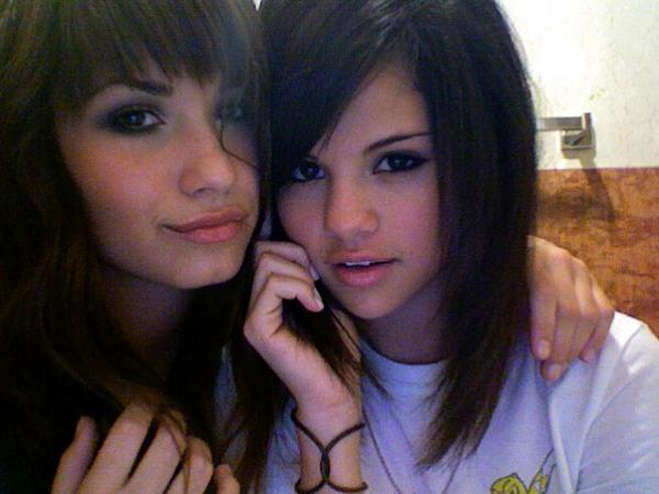 selena-demi_quiz.jpg